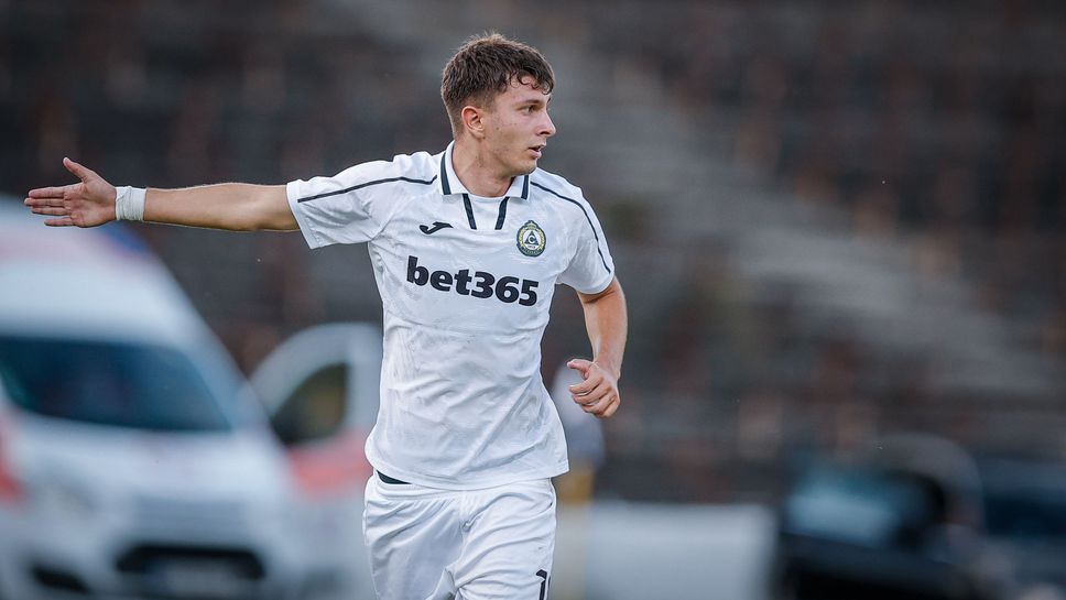 Крилото на Славия Кристиян Балов е попаднал в полезрението и