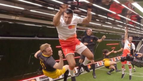 Луиш Фиго игра футбол при нулева гравитация