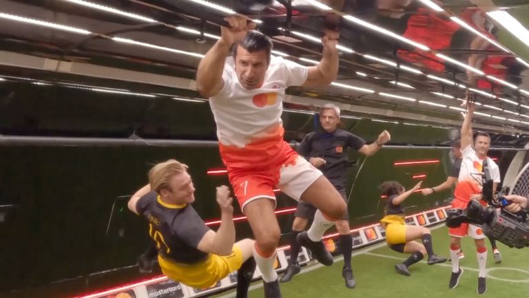 Луиш Фиго игра футбол при нулева гравитация