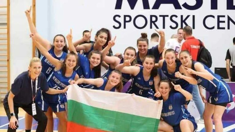 Отборът по баскетбол за момичета на ПГ Констатин Фотинов“ от