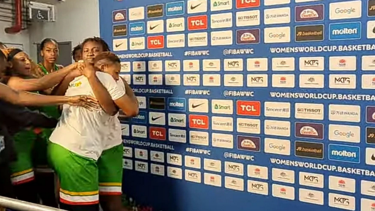 Женски бой между съотборнички на Световното по баскетбол
