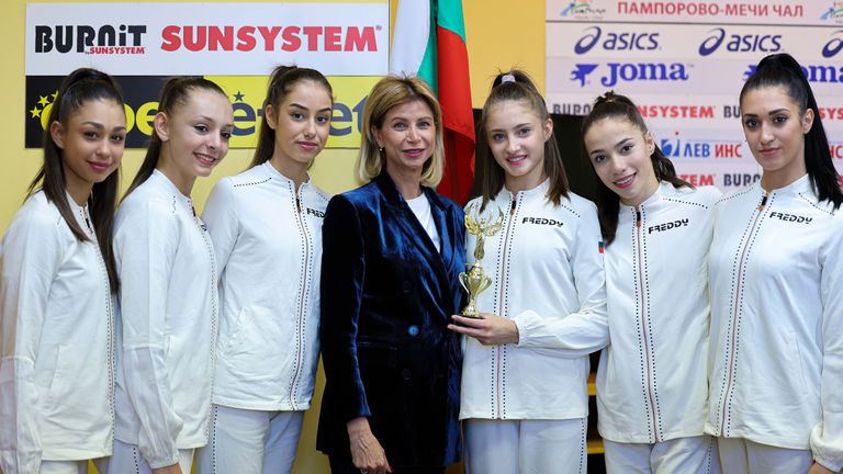 Българската федерация по художествена гимнастика обяви че първите официални контролни