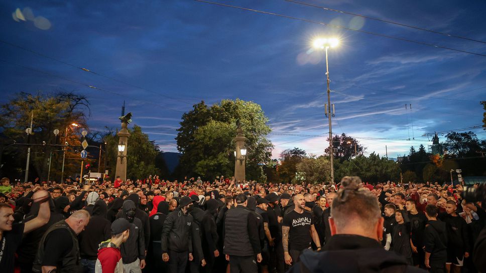 Агитката на ЦСКА - София изпълни заканата си и затвори Орлов мост със скандирания срещу БФС