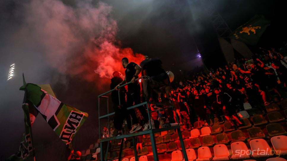 Феновете на Берое празнуват след гола на Джани Политино