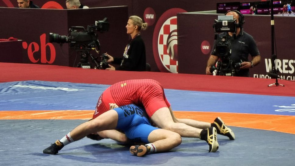 Иво Илиев отпадна на осминафиналите на световното първенство по борба за младежи до 23 години в Тирана