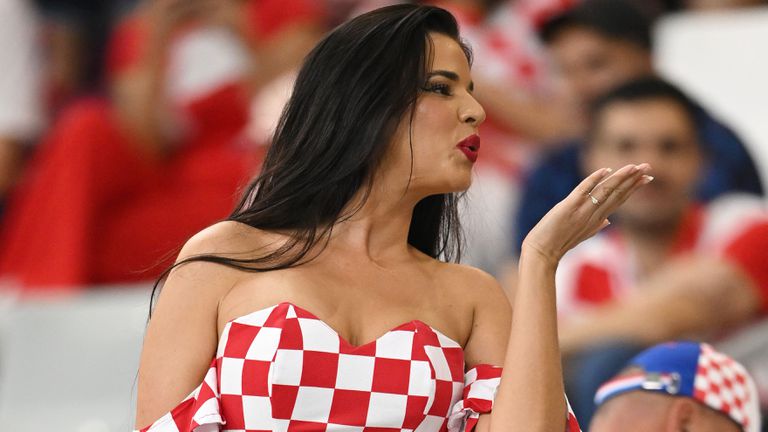 Гореща фенка на Хърватия се превърна в най голямата атракция на