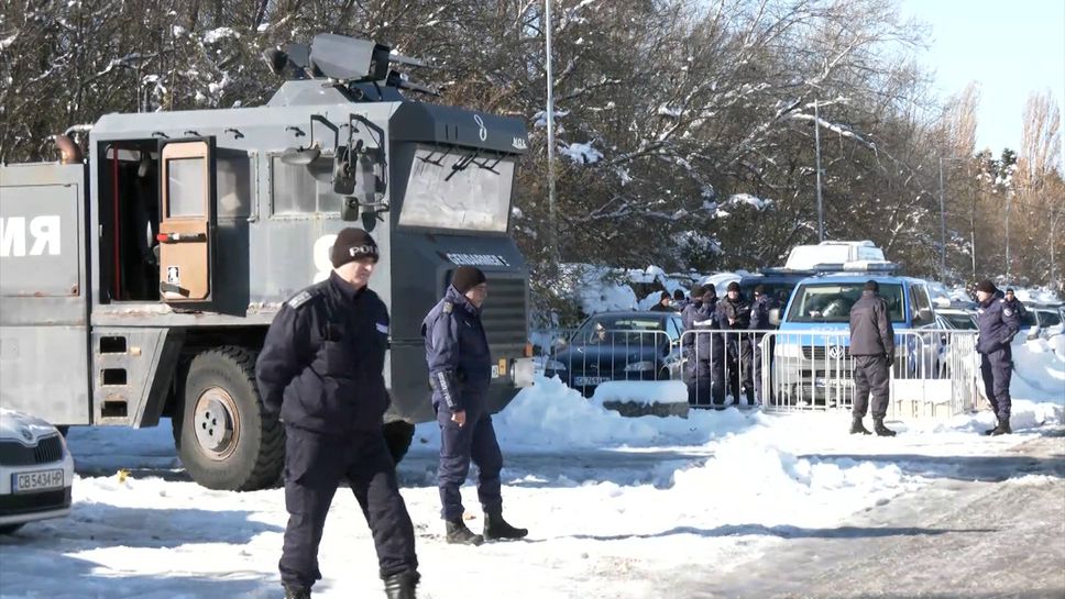 Водно оръдие и сериозно полицейско присъствие в Бояна за Изпълкома на БФС