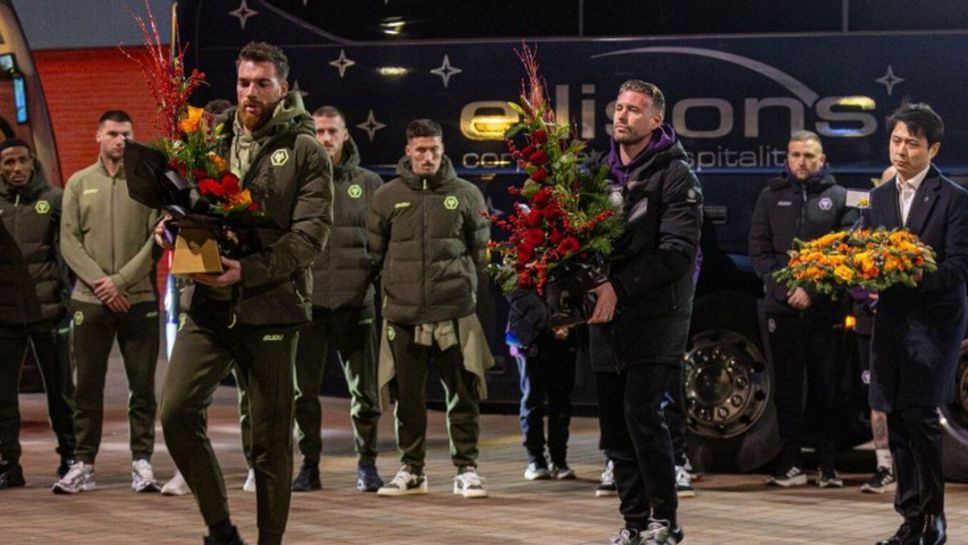 Играчите и треньорският щаб на Уулвърхамптън посетиха Анфийлд за да