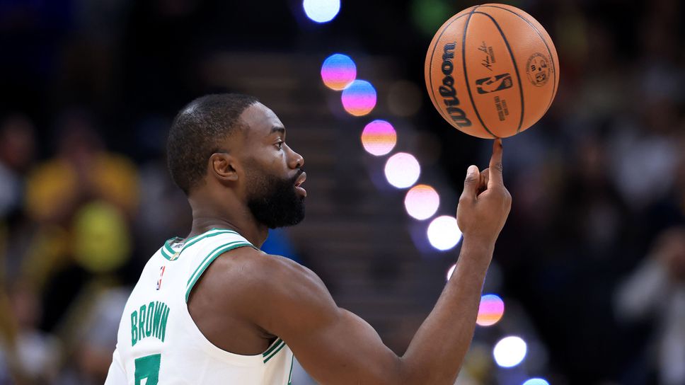 Джейлън Браун отбеляза 30 точки а Бостън Селтикс удължиха победната