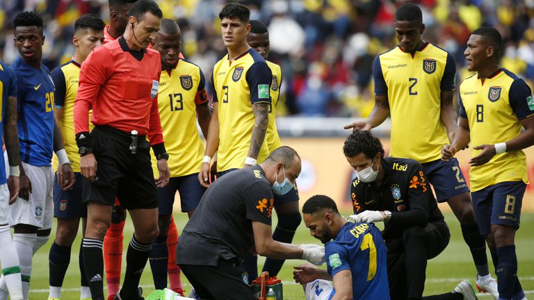  Куня се пошегува след опита на противниковия вратар да го „ обезглави “ 