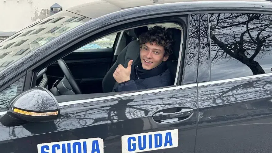 Новият пилот на Мерцедес вече има шофьорска книжка