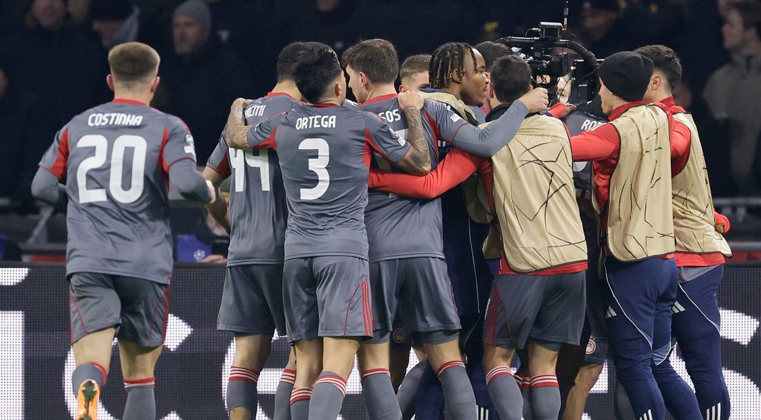 Олимпиакос сътвори немислимото и ще играе в директните елиминации след победа в Амстердам