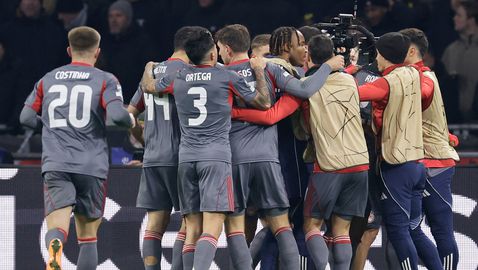 Олимпиакос сътвори немислимото и ще играе в директните елиминации след победа в Амстердам