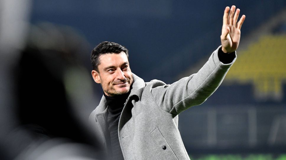 Бившият испански национал Алберт Риера е фаворит за нов треньор