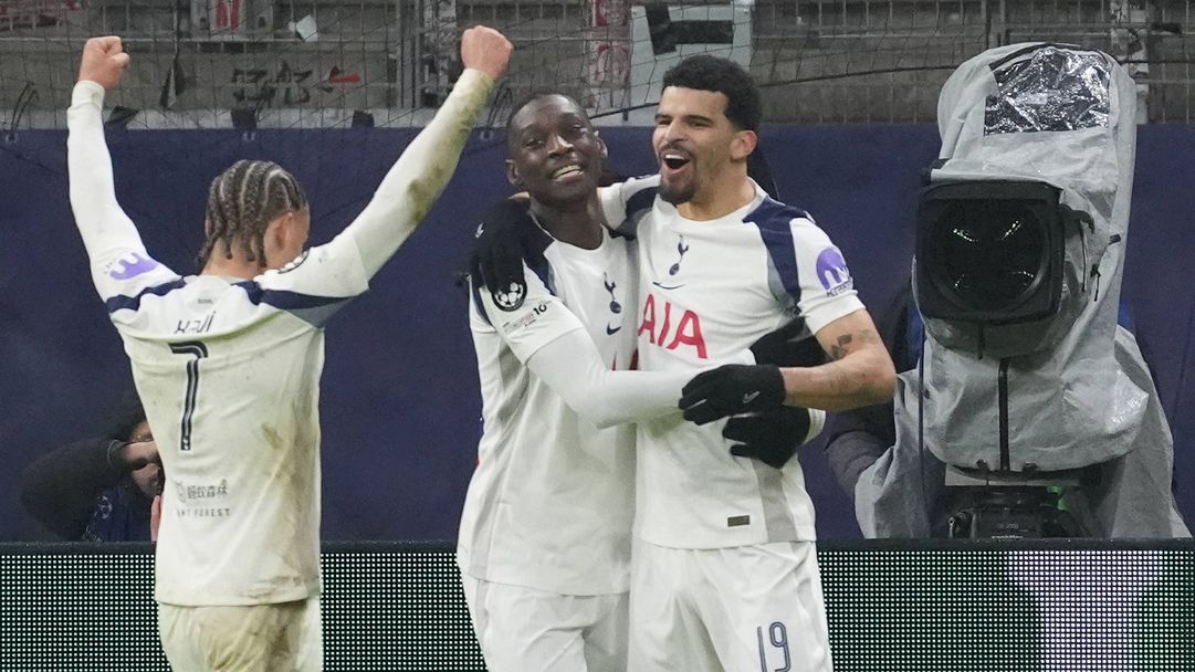 Тотнъм е на 1/8-финалите в ШЛ след успех във Франкфурт, който може би ще е спасителен за Томас Франк