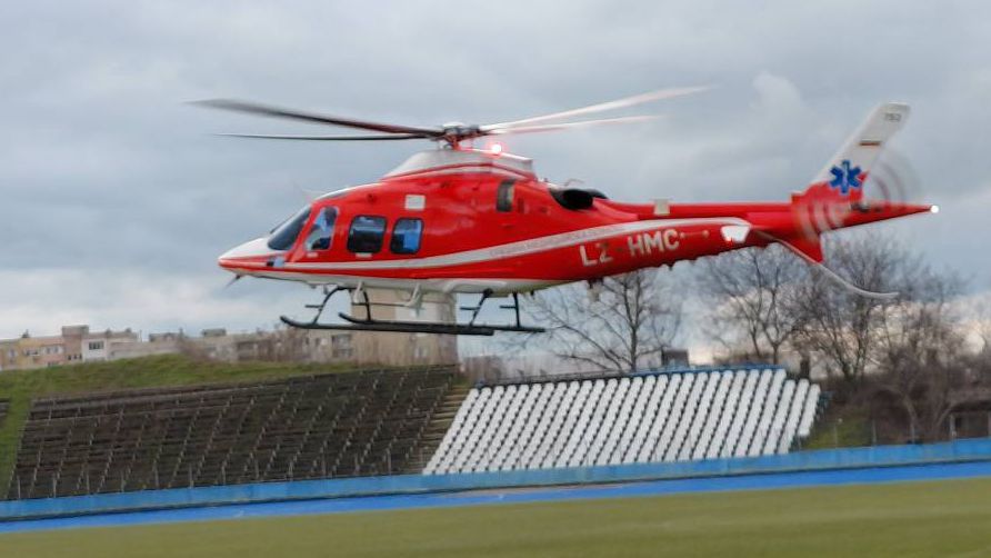 Хеликоптер кацна на Градския стадион в Ямбол по време на