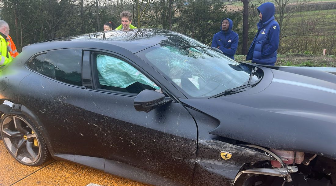 Двама играчи на Тотнъм катастрофираха преди сблъсъка с Айнтрахт