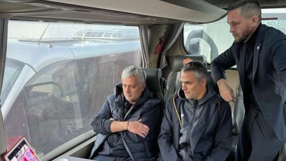  Моуриньо изгледал мача със Специя в рейса на Рома 