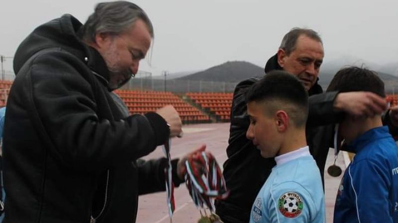 Ясен Петров и Костадин Видолов наградиха победителите в детски футболен турнир в Карлово