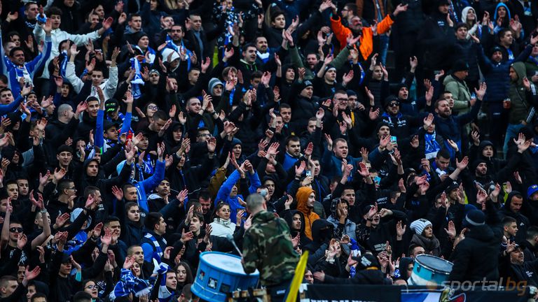 Феновете на Левски в сектор Б издигнаха транспарант в подкрепа