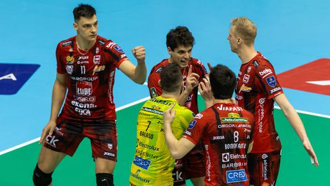 Страхотен Алекс Николов с 26 точки, но Верона спря Лубе към финала за Суперкупата