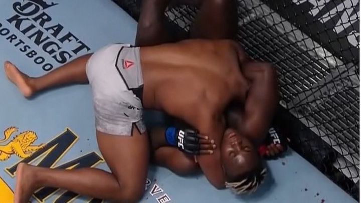 Менифийлд събмитна Шерант за 71 секунди на UFC 260