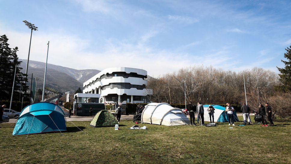 Кюстендилеца и фенове на "червените" подготвят палатковия лагер пред БФС
