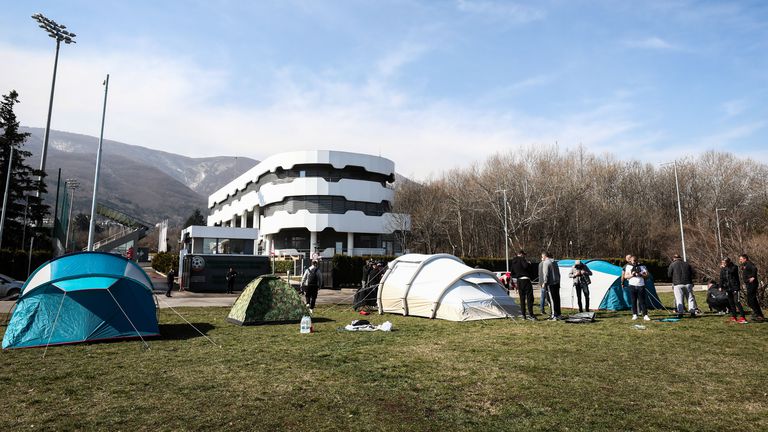 Част от феновете на София издигнаха няколко палатки пред централа