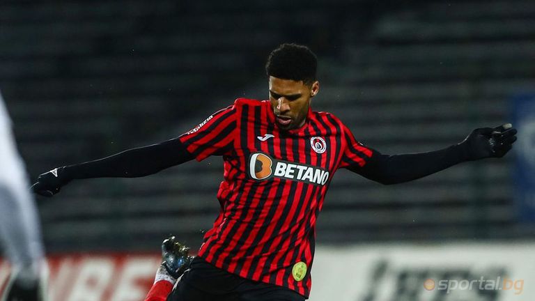 Централният защитник на мотив София почти сигурно ще пропусне двубоя