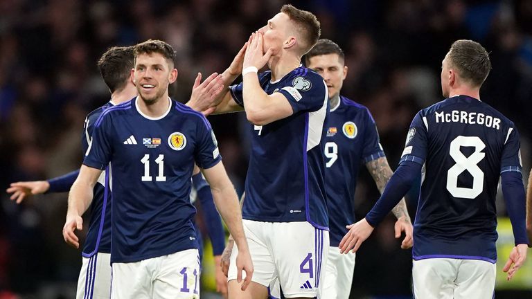 Два гола на Мактоминей донесоха на Шотландия гръмка победа срещу фаворита Испания