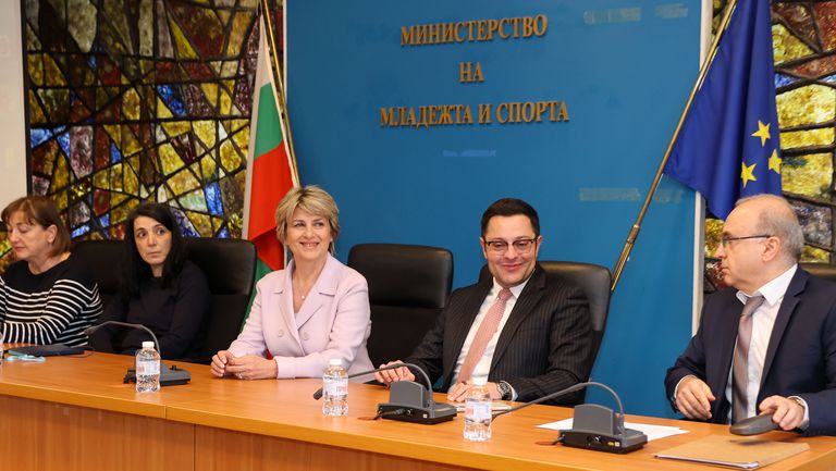Министърът на младежта и спорта Весела Лечева и министърът на
