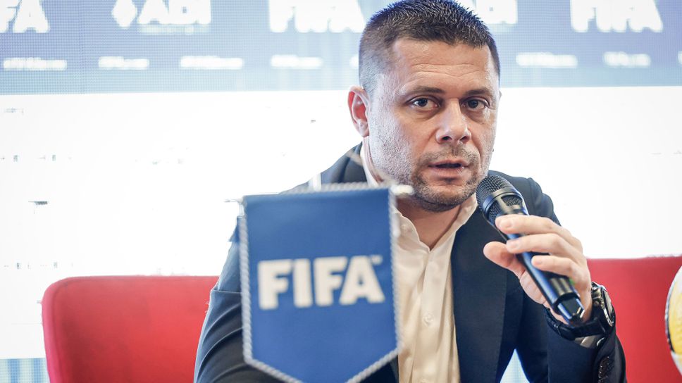 Александър Димитров говори пред медиите в Джакарта