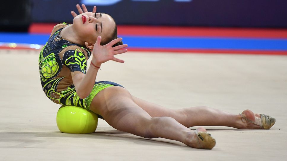 Стилияна Николова поведе в многобоя след силни изпълнения на топка и на обръч