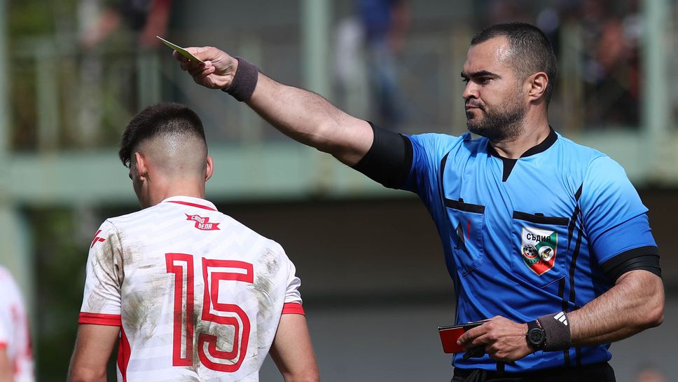 Опитен футболен съдия с тежка травма