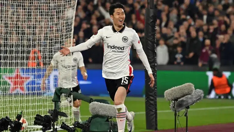  Айнтрахт пое контрола в борбата с Уест Хам след триумф в Лондон 