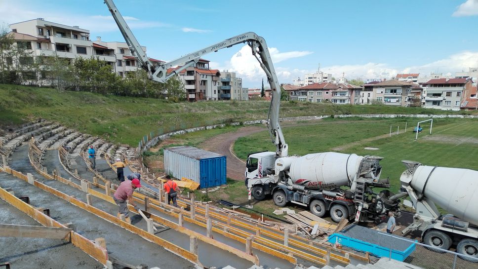 Продължава работата по обновяването на стадион "Шипка" в Асеновград
