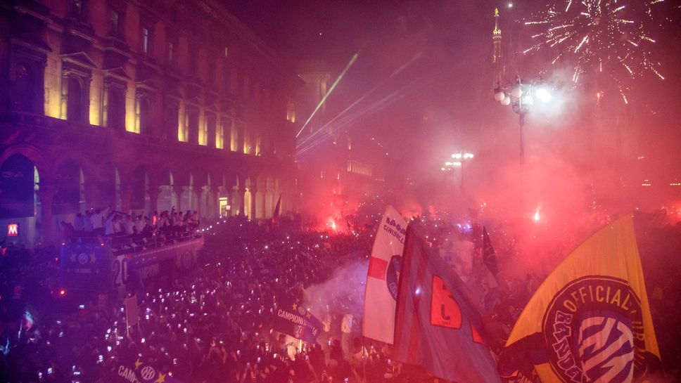 Интер отпразнува втората звезда с впечатляващ парад из Милано