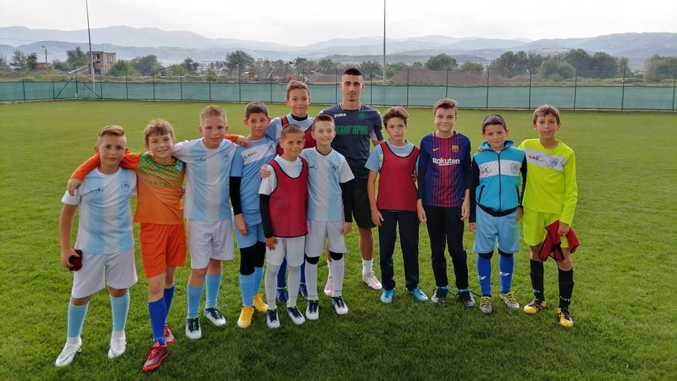 Ас на ЦСКА 1948 тренира с децата на ДФК Орлетата