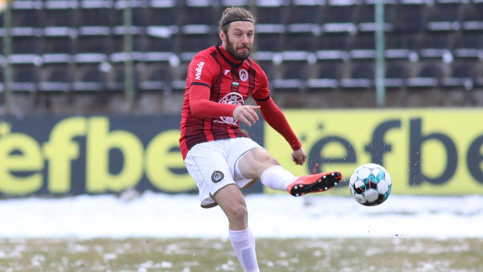 Официално: Локо (София) преподписа с петима, но се раздели с Демона