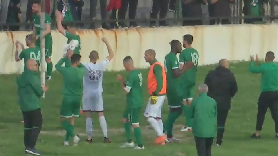 Футболистите и феновете на Ботев (Враца) се радват след победата над Септември (София)