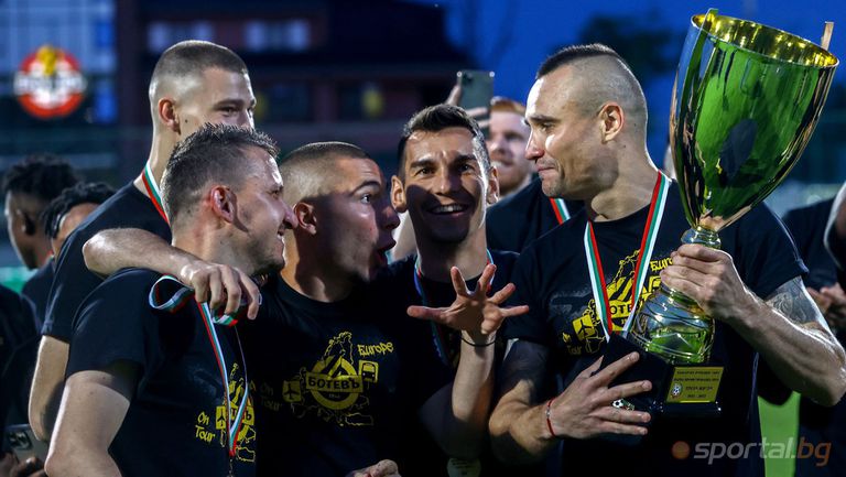 Футболистите на Ботев (Пловдив) вдигнаха трофей и получиха бронзовите си медали