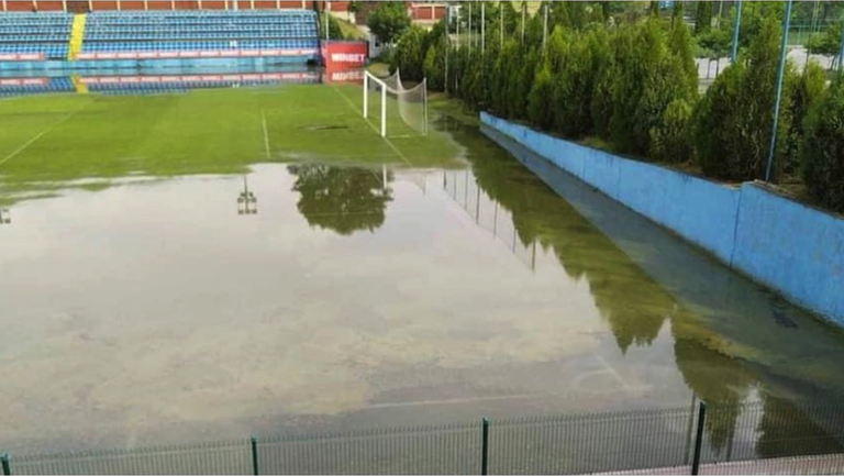 Силна буря потопи терена на стадиона в Симитли под вода