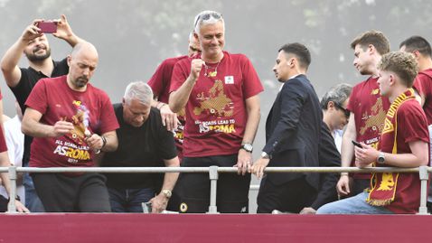  Вижте по какъв начин Моуриньо паркира рейса на Рома 