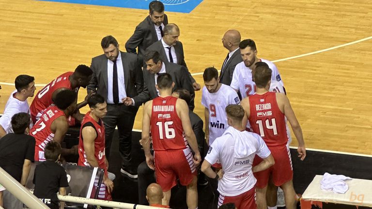 Българската баскетболна звезда Александър Везенков и неговият клубен тим Олимпиакос