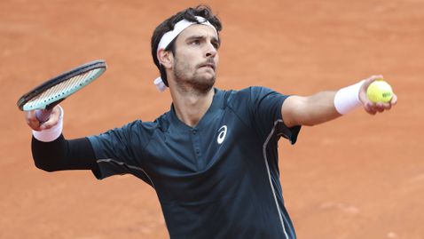  Музети гази като валяк противниците си в Париж 