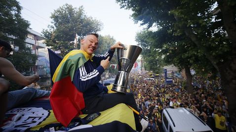 Луди празненства в Истанбул! Шампионският парад на Фенербахче