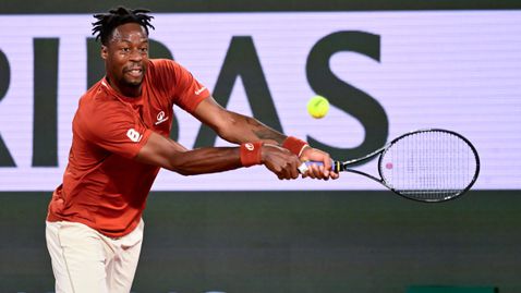 Монфис с победа №40 на "Ролан Гарос" след обрат от 0:2 сета