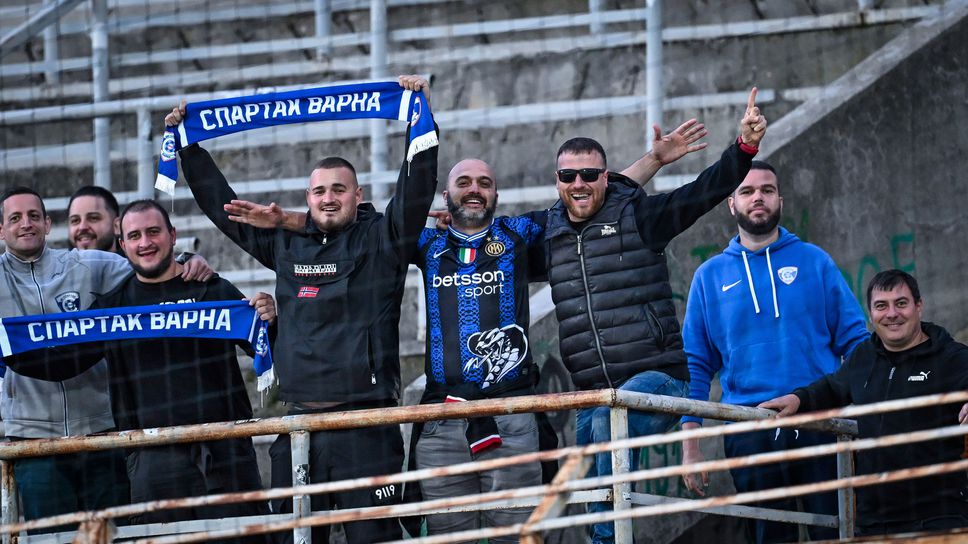 Фенове на Спартак (Вн) драха гърла в мач без значение