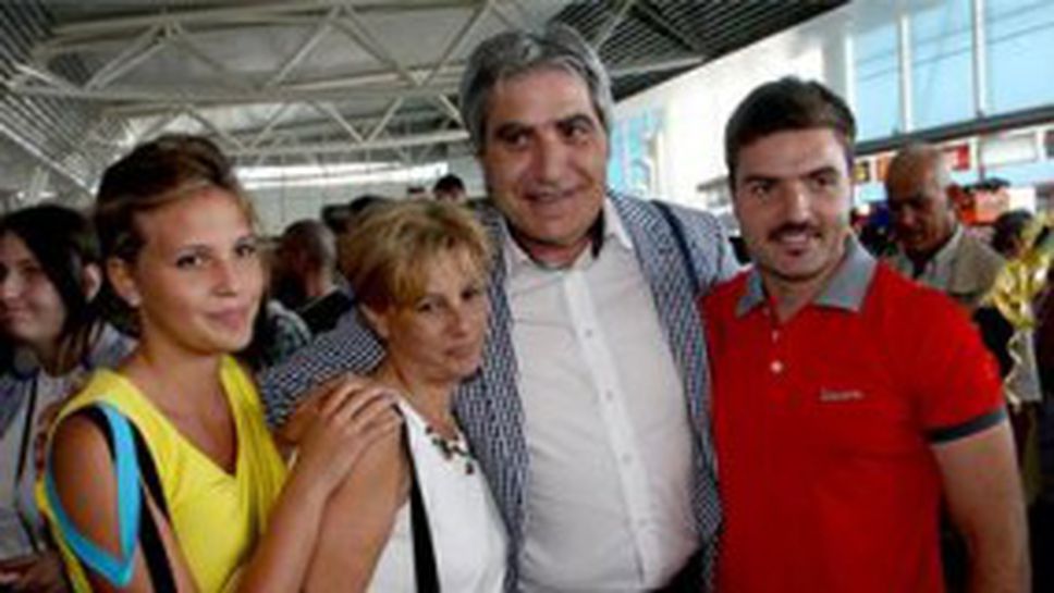 Свещеник запалил Камило Плачи по волейбола