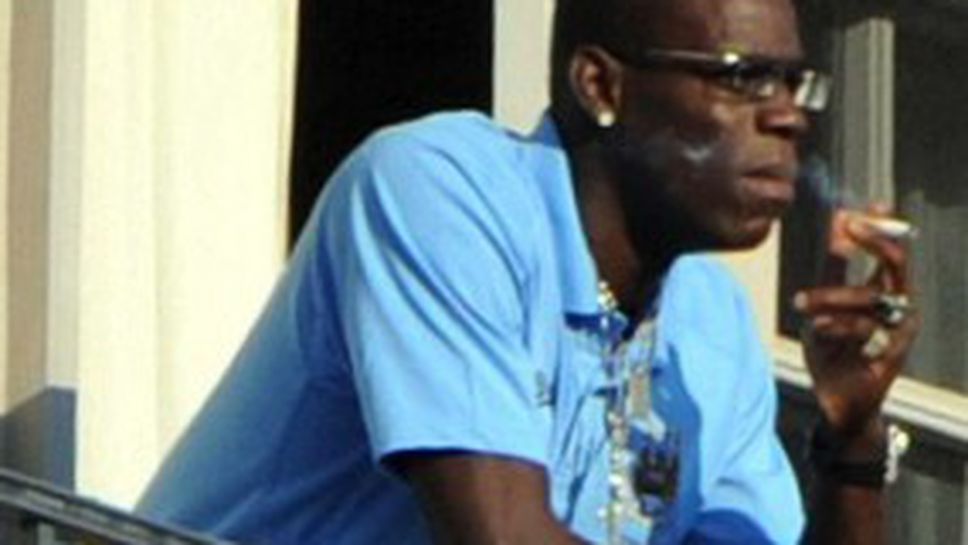 Манчини разреши на Балотели да пуши